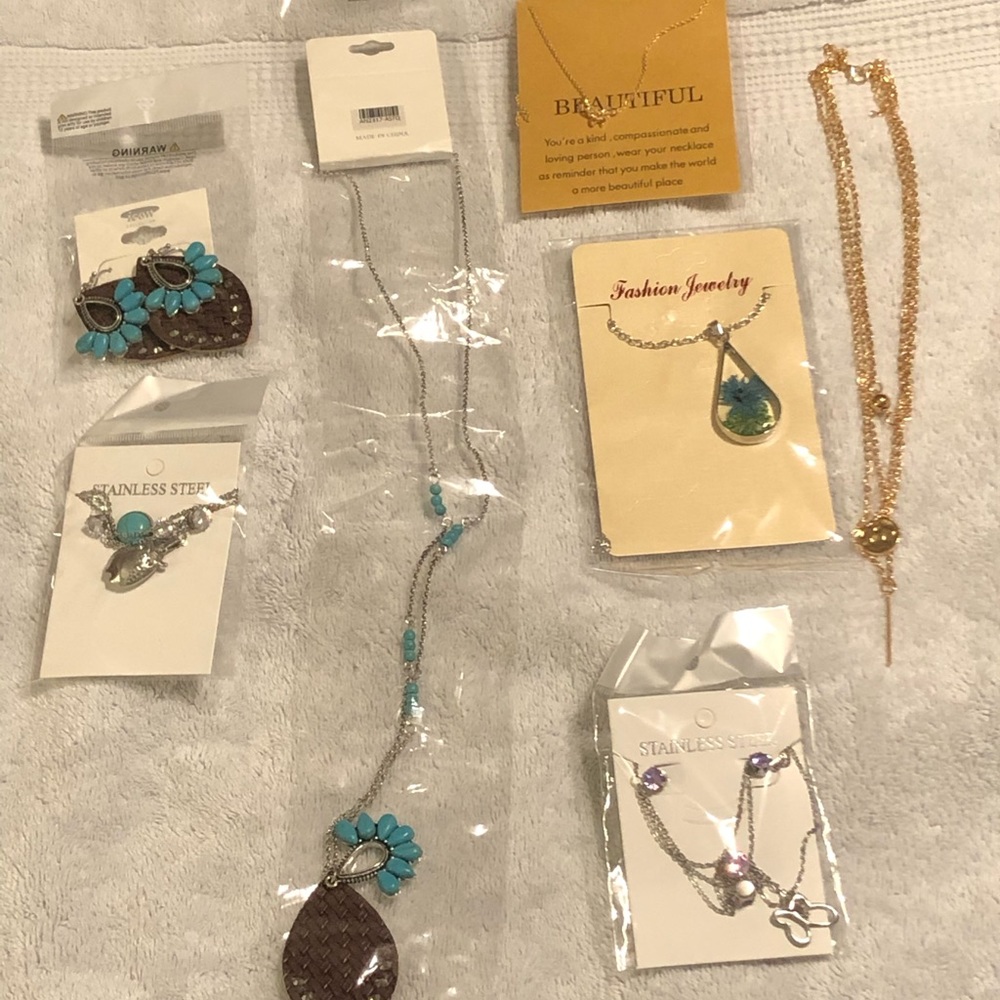 Mixed bundle of earrings and necklaces, 7 items